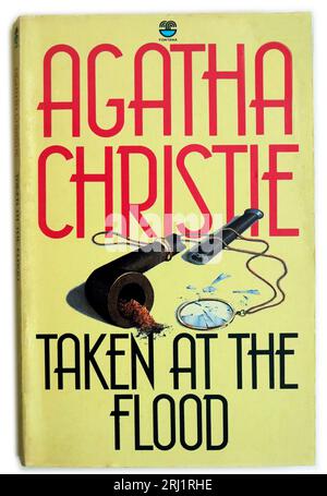 Aufgenommen bei der Flut - von Agatha Christie. Altes Buchcover. Stockfoto