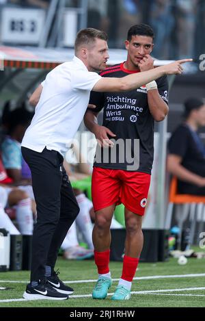 ROTTERDAM, NIEDERLANDE - 19. AUGUST: Co-Trainer Ruben den UIL (Excelsior) und Couhaib Driouech (Excelsior Rotterdam) während des Eredivisie-Matches o Stockfoto