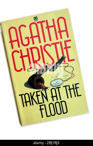 Aufgenommen bei der Flut - von Agatha Christie. Altes Buchcover. Stockfoto