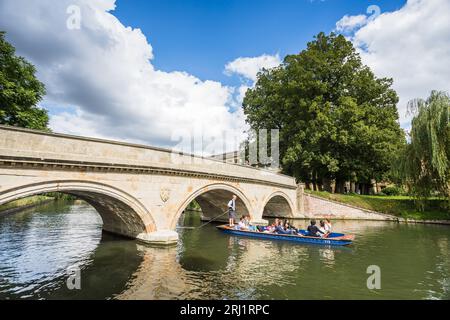 Ein voller Touristenrummel führt unter der Trinity Bridge auf der Cam in Cambridge vorbei, die im August 2023 zu sehen war. Stockfoto