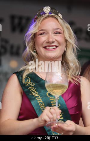 20. August 2023, Thüringen, Bad Sulza: Emma Meinhardt ist die neue Thüringer Weinprinzessin und hält beim 29. Thüringer Weinfest ein Glas in der Hand auf der Bühne. Foto: Bodo Schackow/dpa Stockfoto