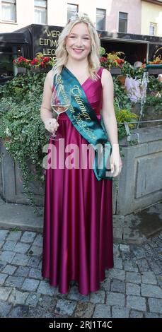 20. August 2023, Thüringen, Bad Sulza: Emma Meinhardt ist die neue Thüringer Weinprinzessin und steht auf dem Marktplatz beim 29. Thüringer Weinfest. Foto: Bodo Schackow/dpa Stockfoto