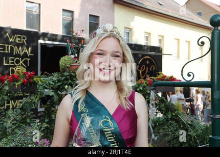 20. August 2023, Thüringen, Bad Sulza: Emma Meinhardt ist die neue Thüringer Weinprinzessin und steht auf dem Marktplatz beim 29. Thüringer Weinfest. Foto: Bodo Schackow/dpa Stockfoto