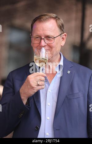 20. August 2023, Thüringen, Bad Sulza: Bodo Ramelow (die Linke), Ministerpräsident von Thüringen, hält beim 29. Thüringer Weinfest ein Glas Wein. Foto: Bodo Schackow/dpa Stockfoto