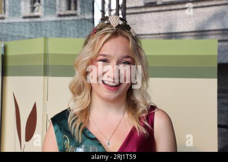 20. August 2023, Thüringen, Bad Sulza: Emma Meinhardt ist die neue Thüringer Weinprinzessin und steht auf dem Marktplatz beim 29. Thüringer Weinfest. Foto: Bodo Schackow/dpa Stockfoto