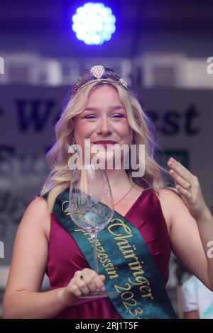 20. August 2023, Thüringen, Bad Sulza: Emma Meinhardt ist die neue Thüringer Weinprinzessin und hält beim 29. Thüringer Weinfest ein Glas in der Hand auf der Bühne. Foto: Bodo Schackow/dpa Stockfoto