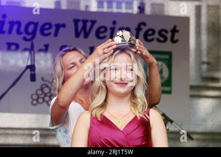 20. August 2023, Thüringen, Bad Sulza: Emma Meinhardt erhält die Krone als neue Weinprinzessin von Susanna Karawanskij (die Linke, Hintergrund), Thüringer Landwirtschaftsministerin, beim 29. Thüringer Weinfest. Foto: Bodo Schackow/dpa Stockfoto