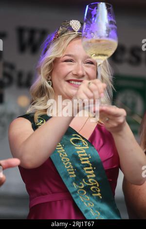 20. August 2023, Thüringen, Bad Sulza: Emma Meinhardt ist die neue Thüringer Weinprinzessin und hält beim 29. Thüringer Weinfest ein Glas in der Hand auf der Bühne. Foto: Bodo Schackow/dpa Stockfoto