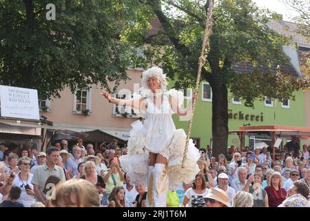 20. August 2023, Thüringen, Bad Sulza: Eine Salzfee auf Stelzen spaziert beim 29. Thüringer Weinfest über den Marktplatz. Foto: Bodo Schackow/dpa Stockfoto