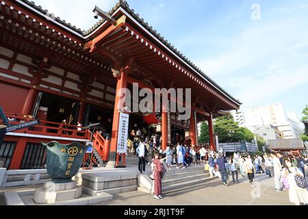 Tokio - 4 2023. Mai: Von außen: Sensoji-Tempel. Es ist sowohl bei Einheimischen als auch bei Touristen beliebt, da es seit der Edo-Zeit entstanden ist. Stockfoto