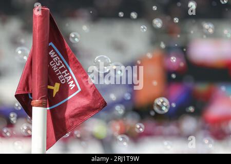 London, Großbritannien. August 2023. Die Westham United Eckflagge vor dem Premier League-Spiel West Ham United gegen Chelsea im London Stadium, London, Vereinigtes Königreich, 20. August 2023 (Foto: Mark Cosgrove/News Images) in London, Vereinigtes Königreich am 20. August 2023. (Foto: Mark Cosgrove/News Images/SIPA USA) Credit: SIPA USA/Alamy Live News Stockfoto