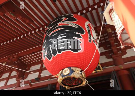 Tokio - 4 2023. Mai: Von außen: Sensoji-Tempel. Es ist sowohl bei Einheimischen als auch bei Touristen beliebt, da es seit der Edo-Zeit entstanden ist. Stockfoto