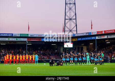 DEVENTER, NIEDERLANDE - 19. AUGUST: Eine Schweigeminute vor dem Spiel für alle Fans, die während des Eredivisie-Spiels von Go Ah verstorben sind Stockfoto