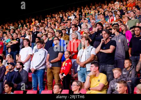 DEVENTER, NIEDERLANDE - 19. AUGUST: Fans von Go Ahead Eagles mit einer Schweigeminute vor dem Spiel für alle Fans, die während des Spiels verstorben sind Stockfoto