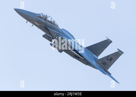 Eine F-15E Strike Eagle, die der 492nd Fighter Squadron (bekannt als Bolars) zugeordnet ist, verlässt RAF Lakenheath im August 2023 in Suffolk auf einer Trainingsart Stockfoto