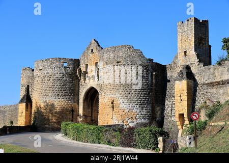 La Porte des Tours de la bastide de Domme en Périgord Noir. VUE de l’extérieur des remparts. Le Village fortifié de Domme EST classé parmi les plus be Stockfoto