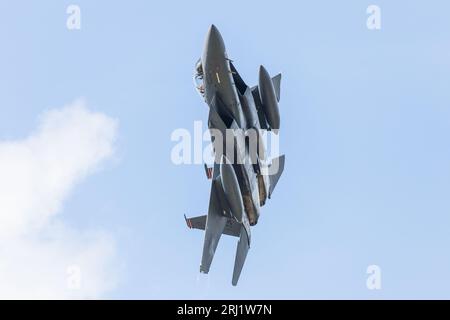 Eine der 494th Fighter Squadron zugeordnete F-15E Strike Eagle startet von RAF Lakenheath in Suffolk auf dem Weg zu einer Trainingseinheit in Augu Stockfoto