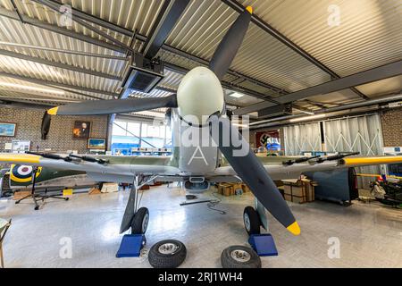 RAF Hurricane II im Spitfire and Hurricane Memorial Museum auf dem ehemaligen RAF Manston Airfield in Kent. Vorderansicht mit Propeller. Stockfoto