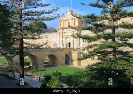 Das Foto wurde im Januar auf Malta aufgenommen. Das Bild zeigt den Eingang durch die Brücke zur antiken Stadt Mdina. Stockfoto