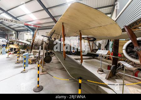 Nachbildung des Weltkriegs ein Sopwith Strutter World war ein Zweidecker, verwendet im Film „Flyboys“, im Hänger des RAF Manston History Museum. Stockfoto