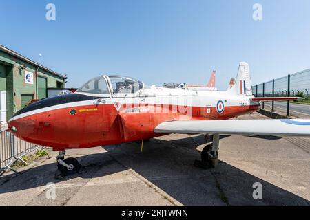 Hunting Percival Jet Provost T.4 Trainer im Freien im RAF Manston History Museum in Kent. Sommerzeit mit blauem Himmel und hellem Sonnenlicht. Stockfoto