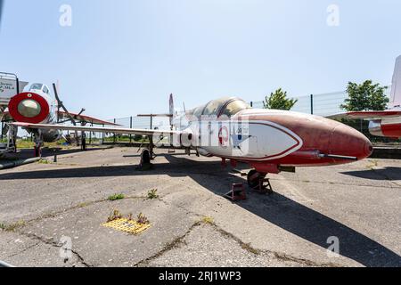 PZL Mielec TS-11 Iskra polnischer Trainer parkte neben einem RAF Lightning im Freien im RAF Manston History Museum. Sonniger, blauer Himmel. Stockfoto