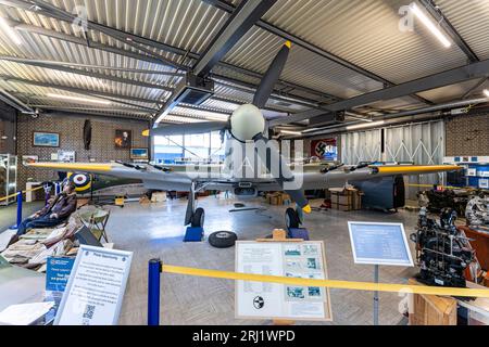 RAF Hurricane II im Spitfire and Hurricane Memorial Museum Manston Airfield in Kent. Vorderansicht des Flugzeugs, umgeben von Exponaten. Stockfoto