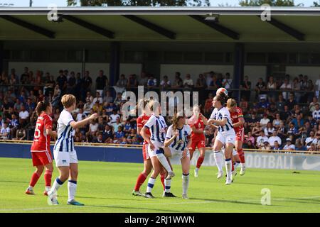 Berlin, Deutschland. August 2023. Regionalliga Frauen: Hertha BSC - Union Berlin. Zahlreiche Zuschauer beobachten das Frauenliga-Spiel zwischen Hertha BSC und Union Berlin im Hanns-Braun-Stadion. Quelle: Jörg Carstensen/dpa/Alamy Live News Stockfoto