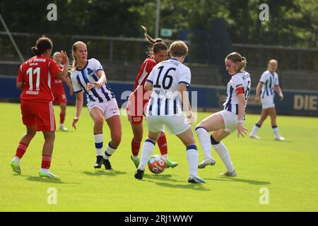 Berlin, Deutschland. August 2023. Regionalliga Frauen: Hertha BSC - Union Berlin. Spieler aus Union Berlin und Hertha BSC kämpfen im Regionalliga-Spiel im Hanns-Braun-Stadion um den Ball. Quelle: Jörg Carstensen/dpa/Alamy Live News Stockfoto