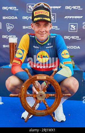 Hamburg, Deutschland. August 2023. Radfahren: UCI WorldTour - Cyclassics, Herren. Nach der Preisverleihung steht Mads Pedersen aus Dänemark vom Team Lidl-Trek vor dem Podium. Quelle: Georg Wendt/dpa/Alamy Live News Stockfoto