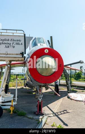 Ein Ex-RAF English Electric Lightning F6 mit Blick auf die Zuschauer im RAF Manston History Museum in Kent. Sonnig mit klarem blauem Himmel. Stockfoto