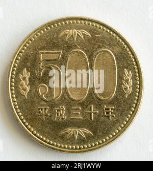 Japanische 500 Yen Münze für den Showa-Kaiser Hirohito. Es hat den Wert mit Mandarinenorangen an den Seiten und Bambusblättern oben und unten. Stockfoto
