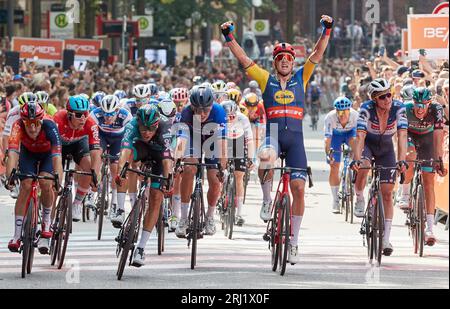 Hamburg, Deutschland. August 2023. Radfahren: UCI WorldTour - Cyclassics, Herren. Der dänische Sieger Mads Pedersen vom Team Lidl-Trek hebt im Ziel die Arme. Quelle: Georg Wendt/dpa/Alamy Live News Stockfoto