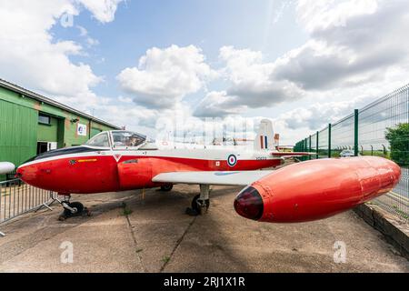 Hunting Percival Jet Provost T.4 Trainer im Freien im RAF Manston History Museum in Kent. Sommerzeit mit blauem Himmel und hellem Sonnenlicht. Stockfoto