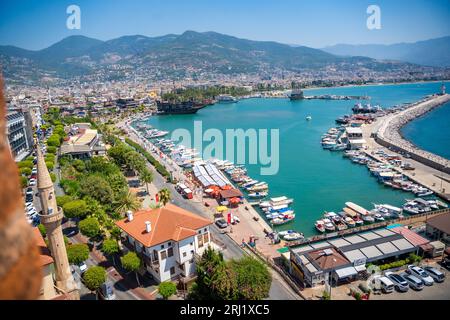 Alanya, Türkei - 21. Juli 2023: Panorama-Landschaft des Hafens von Alanya. Blick vom Roten Turm oder Kizil Kule, Alanya Castle, Türkei. Stockfoto