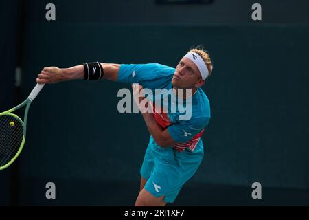 Flushing Meadows, New York, 29. August 2022 – Alejandro Davidovich Fokina aus Spanien im Kampf gegen den japanischen Yoshiito Nishioka in der ersten Runde gegen die US Open am Montag. Erstes Set, erstes Spiel Stockfoto