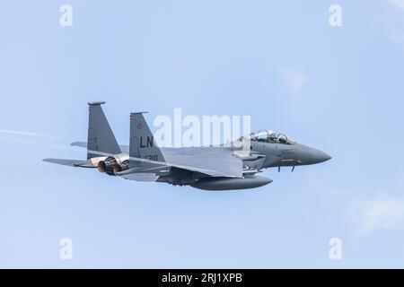 Ein F-15E Strike Eagle mit Dampfspuren von seinen Flügelspitzen aus gesehen, während er von seinem USAF-Luftwaffenstützpunkt in RAF Lakenheath in Suffolk abhebt, auf dem Foto in Augus Stockfoto