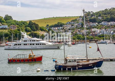 Freizeitboote, die am Fluss Dart in Dartmouth, Devon, Großbritannien, anlegten Stockfoto