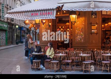 Cafe Mon Creme (64-66 Rue Montmartre) in Paris Stockfoto