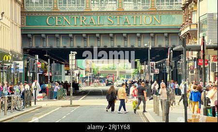 Glasgow, Schottland, Großbritannien. August 2023. UK Wetter: Sonnige berüchtigte vier Ecken Hochländer schirmen die Brücke über die Argyle Straße des Hauptbahnhofs in der Stadt sah Einheimische und Touristen auf den Straßen der Stadt. Credit Gerard Ferry/Alamy Live News Stockfoto