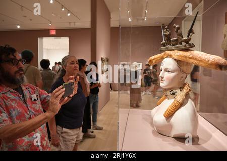 Leute, die die retrospektive Büste einer Frau mit einem Baguette von Salvador Dali MOMA NYC New York City sehen Stockfoto