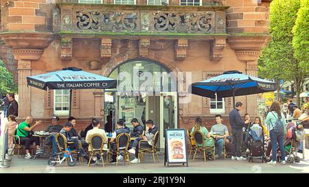 Glasgow, Schottland, Großbritannien. August 2023. Wetter in Großbritannien: Sonniges ehemaliges U-Bahn-Büro auf dem St enoch Platz, jetzt ein Nero-Kaffeehaus in der Stadt, sah Einheimische und Touristen auf den Straßen der Stadt. Credit Gerard Ferry/Alamy Live News Stockfoto