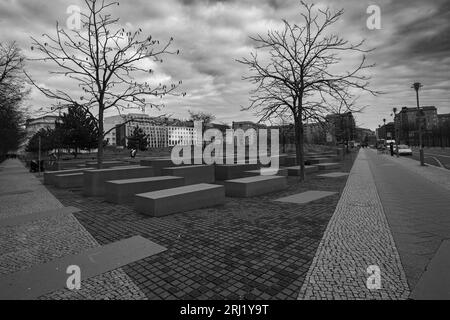 Berlin, Deutschland - 15. November 2018: Jüdisches Holocaust-Gedenkmuseum und Berliner Stadtsilhouette bei Sonnenuntergang, Berlin, Deutschland Stockfoto