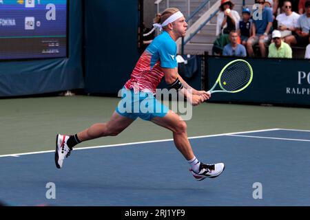 Flushing Meadows, New York, 29. August 2022 – Alejandro Davidovich Fokina aus Spanien im Kampf gegen den japanischen Yoshiito Nishioka in der ersten Runde gegen die US Open am Montag. Erstes Set, erstes Spiel Stockfoto