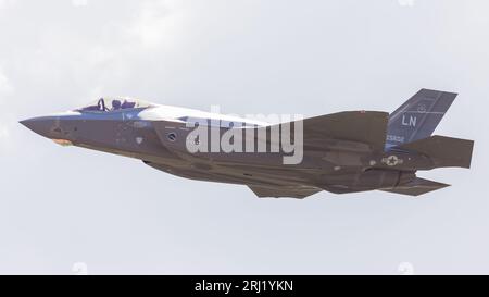 Ein der 495th Fighter Squadron zugeteilter F-35A Stealth-Kämpfer mit dem Spitznamen Valkyries startet von RAF Lakenheath in Suffolk, um sich in ein Trainin zu begeben Stockfoto