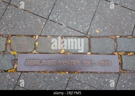 Berlin, Deutschland - 15. November 2018: Berliner Mauerschild auf der Straße, Berliner Mauer in Berlin, Deutschland Stockfoto