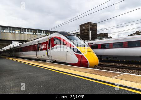 PETERBOROUGH, GROSSBRITANNIEN – 18. AUGUST 2023. Ein Hochgeschwindigkeitszug Hitachi Azuma AT300 Intercity fährt in LNER liveryready ab dem Bahnsteig in Peterbo Stockfoto