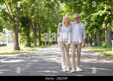 Porträt eines wunderschönen älteren Paares, das zusammen im Park spaziert Stockfoto