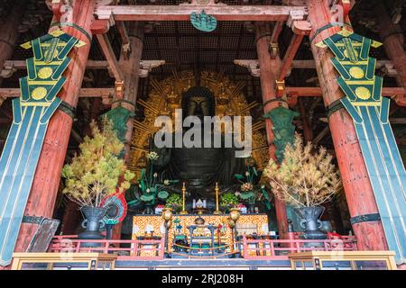 Wunderbare Statuen in der Großen Buddha-Halle im Todai-JI-Tempel in Nara, Japan. Stockfoto