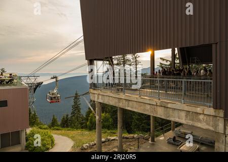 Vancouver, Kanada - August 5,2023: Malerischer Blick auf die Skyride-Gondel von Grouse Mountain vor einem atemberaubenden Sonnenuntergang Stockfoto